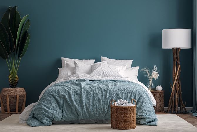 Sypialnia-ze-sciana-pomalowana-farba-tikkurila-optiva colour-m366 peacock. Fot. Tikkurila.jpg
