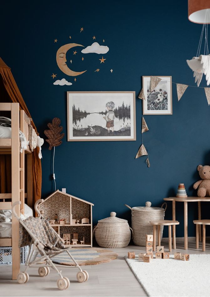 Tikkurila - kolor M436 Royal - naklejki i ciemna farba w pokoju dziecięcym - fot. Tikurila.jpg