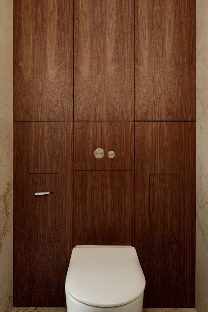 Toaleta wykończona drewnem, projekt SAAN Architects.jpg