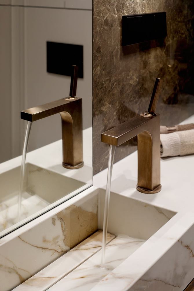 Umywalka z płytek i bateria w kolorze szczotkowanego złota. Projekt Kaim work.jpg