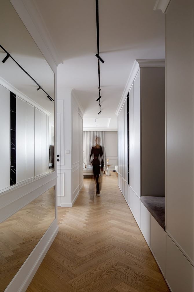 Wąski korytarz w mieszkaniu. Lustra i sztukateria. Projekt Kaim Work.jpg