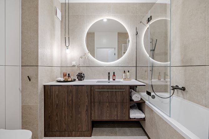 Wanna z parawanem w łazience.jpg