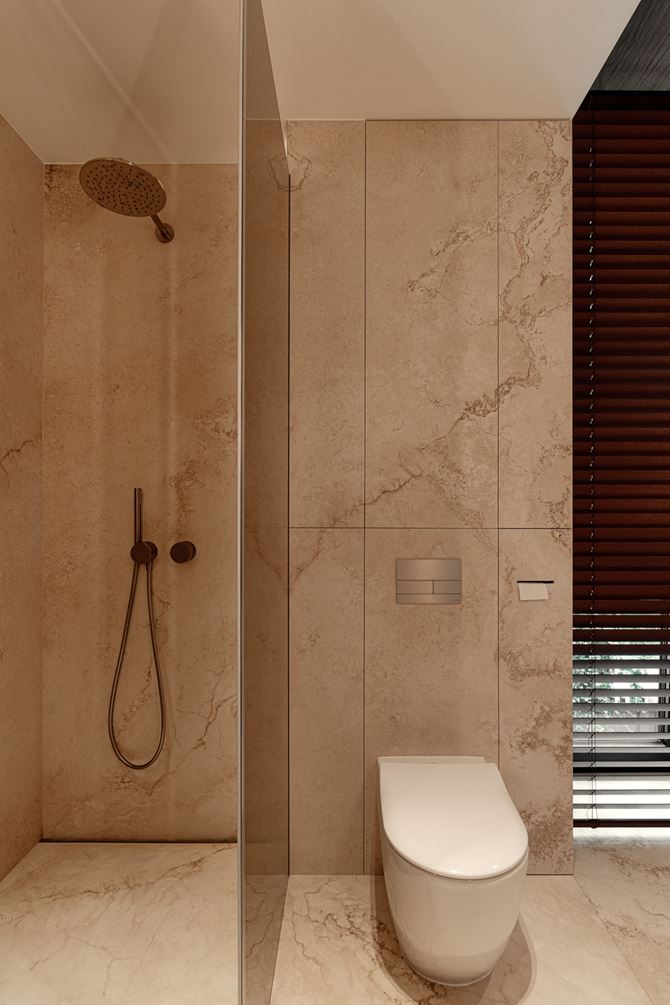 WC i prysznic w beżowej łazience,, projekt SAAN Architects.jpg