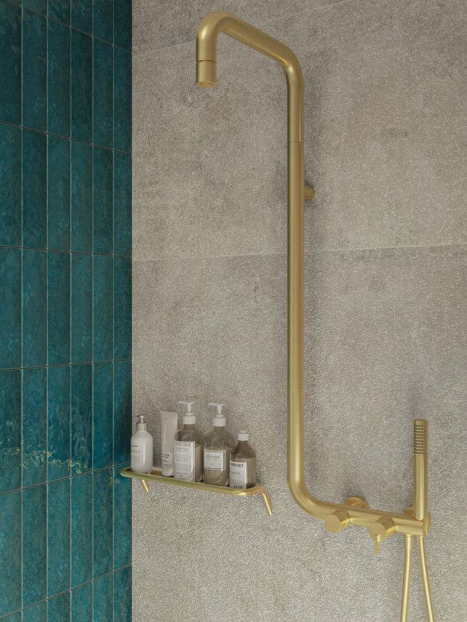 Złota deszczownica z baterią w beżowo-niebieskiej łazience