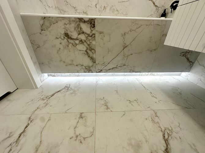 Zabudowa wanny z oswietleniem LED.jpg