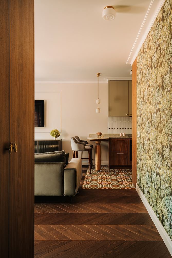 Zielona, dekoracyjna tapeta na koryatzu i wysokie listwy przypodłogowe. Projekt Pracownia Buduar,  Zdjecia-Migdał Studio (12)-min.jpg