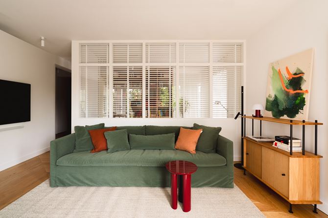 zielona sofa w salonie - projekt - Hanna Pietras Architects- zdjecia - MOOD AUTHORS -.jpg
