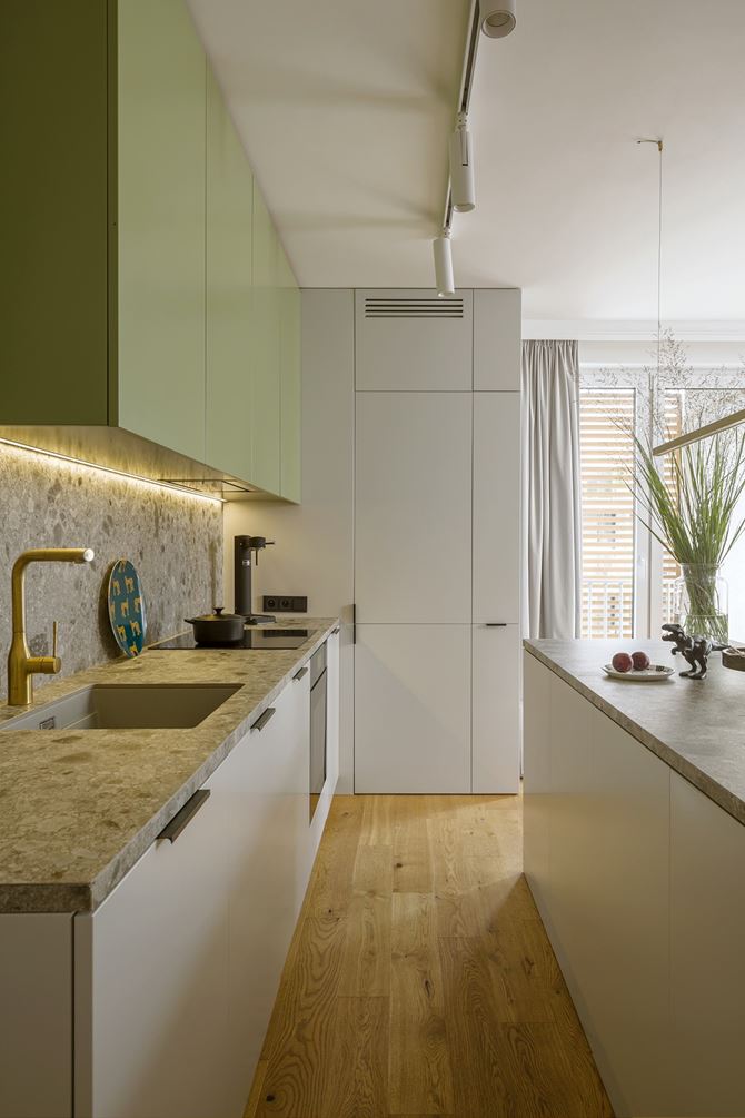 zielone-szafki-w-kuchni-Mieszkanie w Brwinowie -projekt Tilla Architects (2)-min.jpg