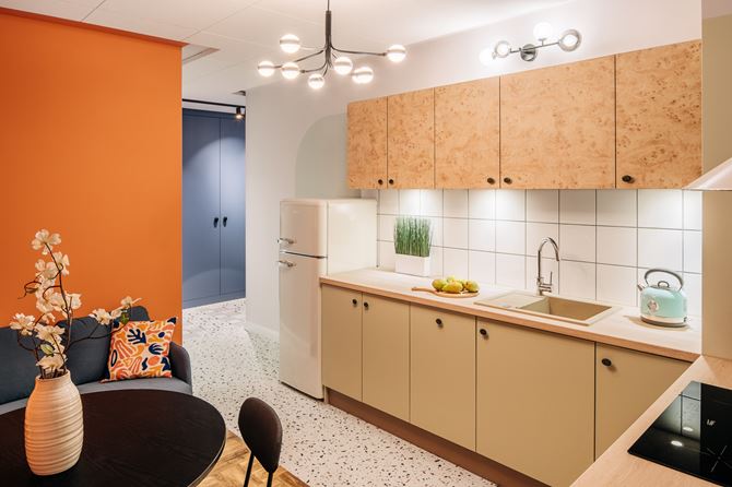Mieszkanie studenckie z dekorami Woodeco, projekt Leydo Tandem Studio