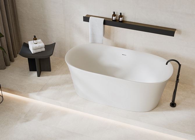 Kremowe płytki Cerrad Everlasting w wykończeniu ściany i podłogi w łazience