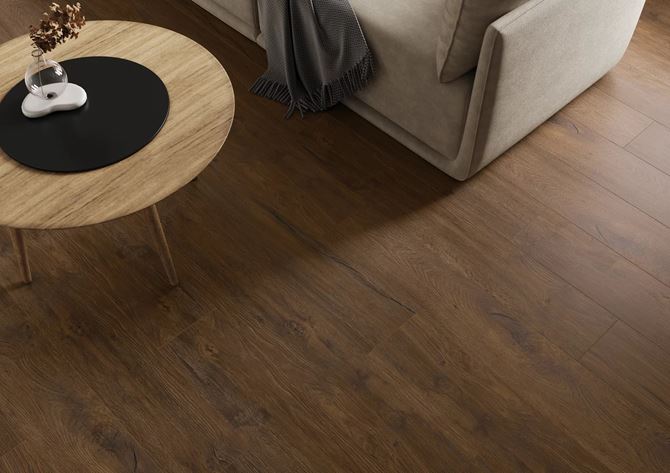 Detal ciemnego drewna na podłodze w salonie