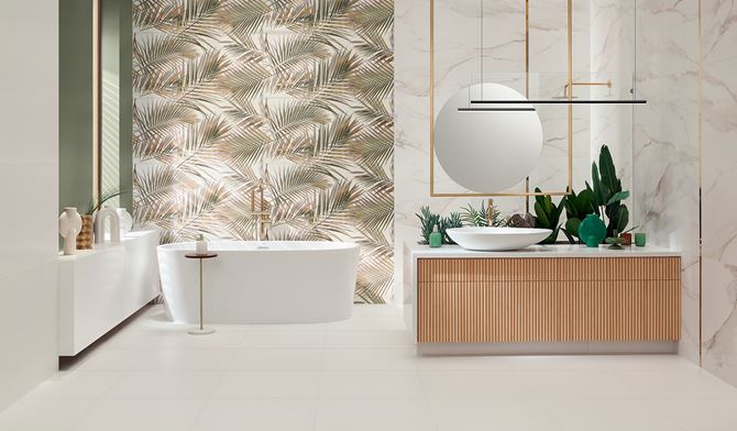 Łazienka w beżowym kamieniu z dekoracyjną ścianą z motywem liści