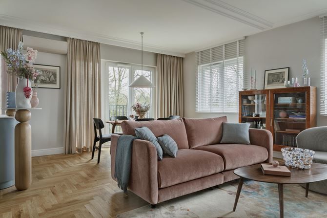 Różowa sofa w pastelowym salonie projektu Hanna Pietras Architects