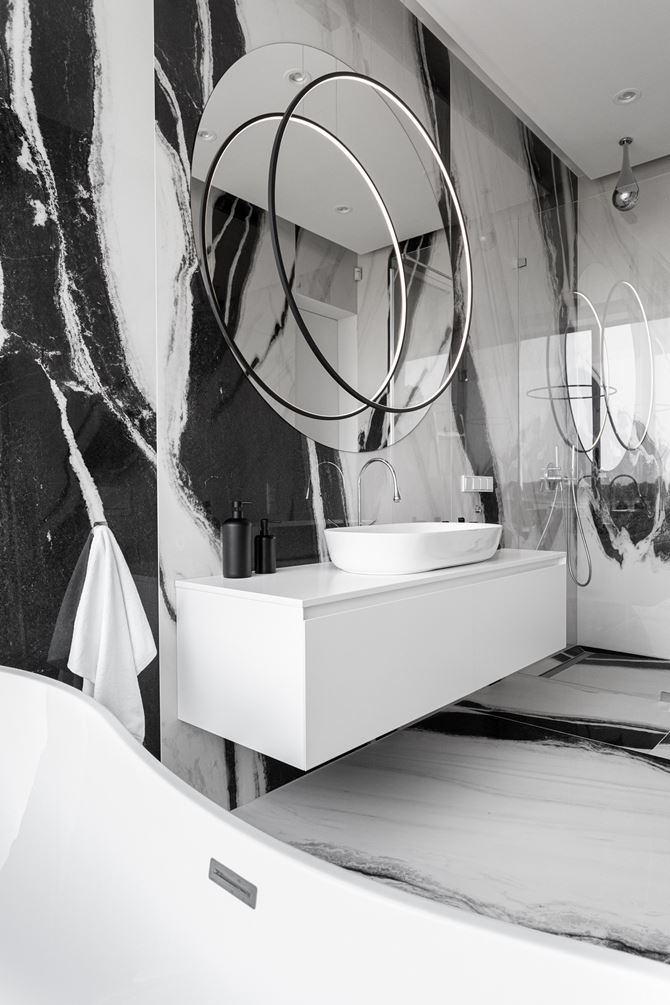 Strefa umywalkowa w biało-czarnej łazience w projekcie ArtUp