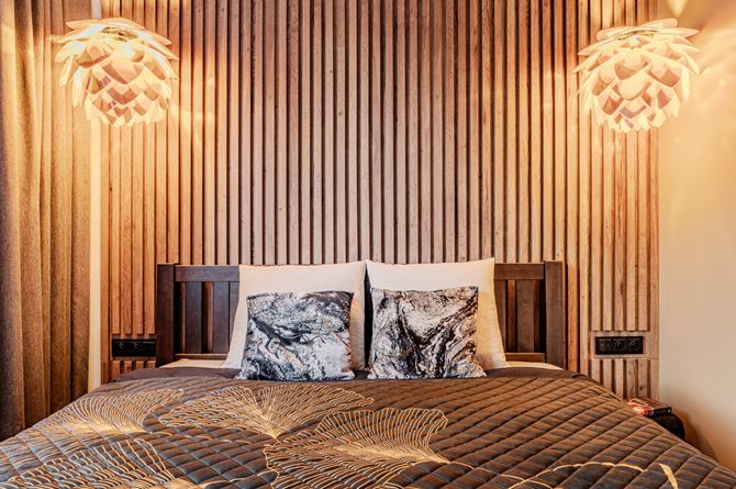 Sypialnia z lamelami w mieszkaniu projektu Deer Design