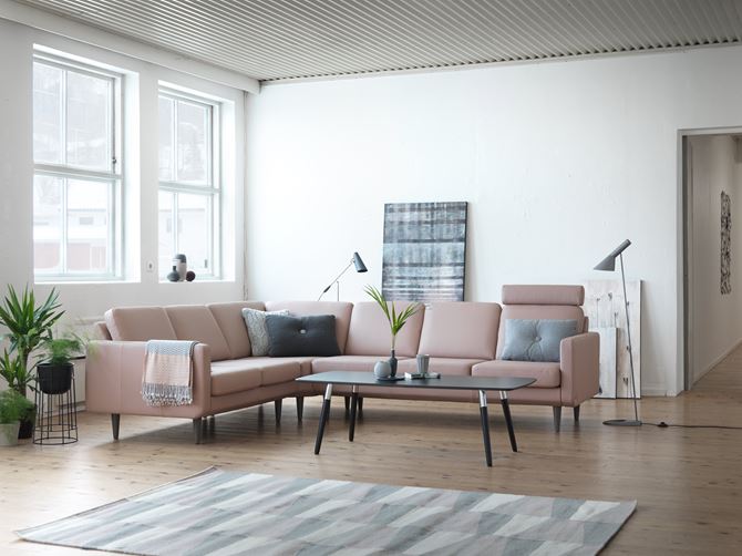 Skandynawski salon z różową kanapą