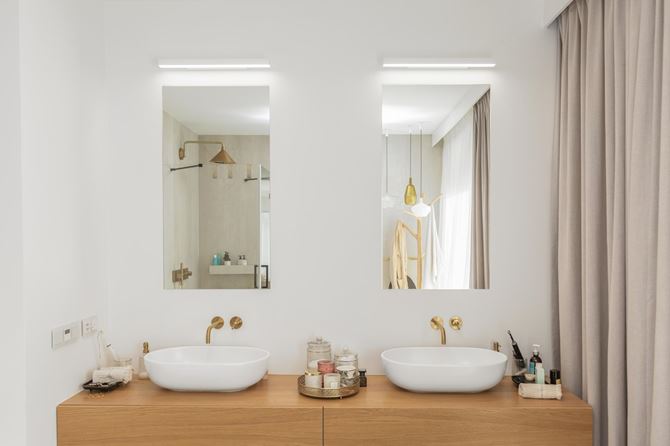 Biała łazienka w projekcie TK Architekci