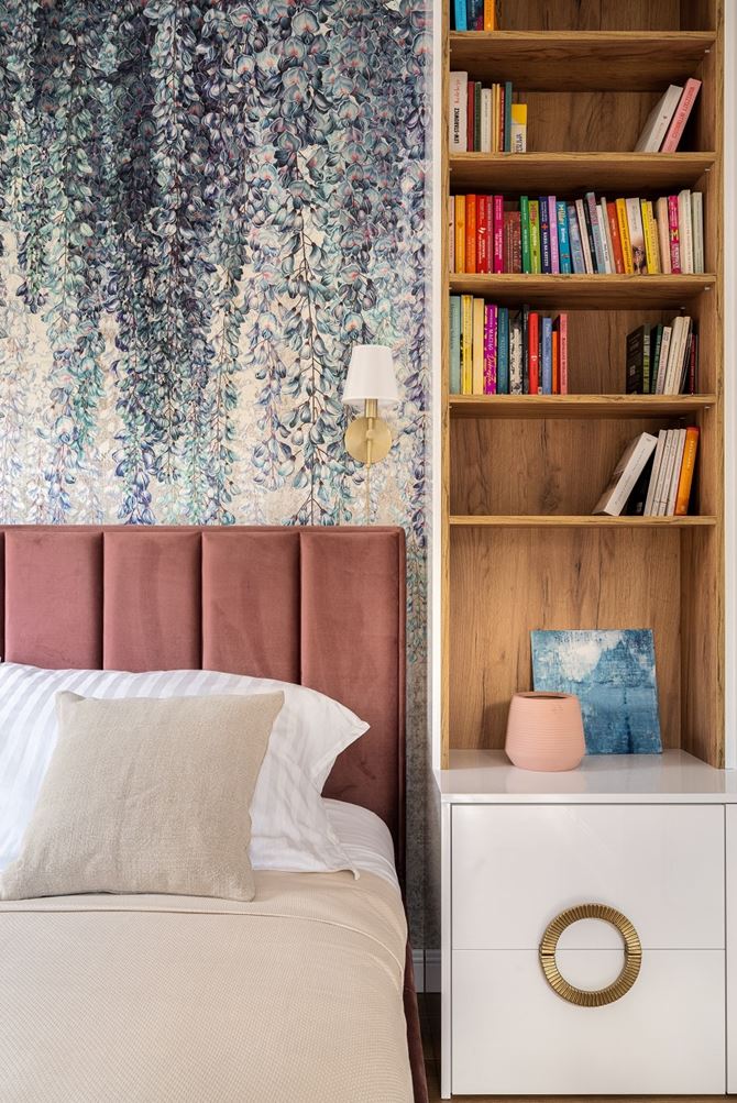 Detal sypialni z różowym łóżkiem projektu KODO