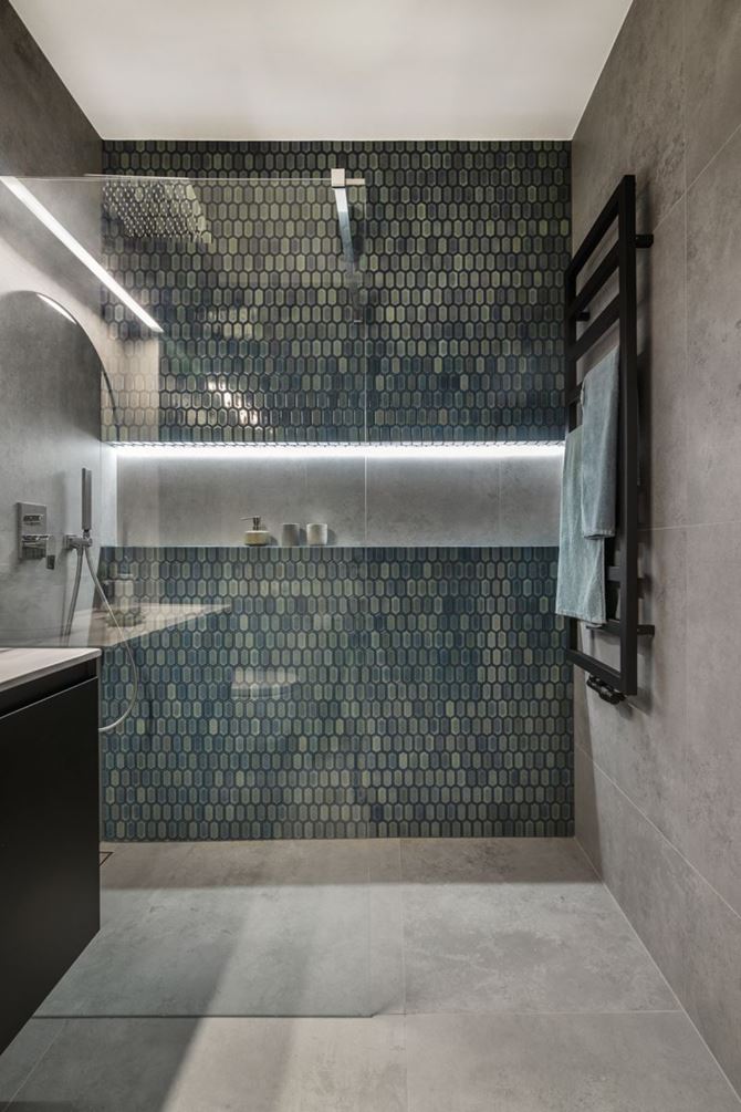 Szara łazienka w płytkach Tubądzin Torano i niebieskiej mozaice - projekt pracowni Decoroom