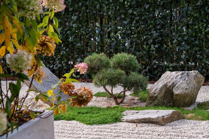 Ogród Japoński przy mieszkaniu zaprojektowanym przez Deer Design