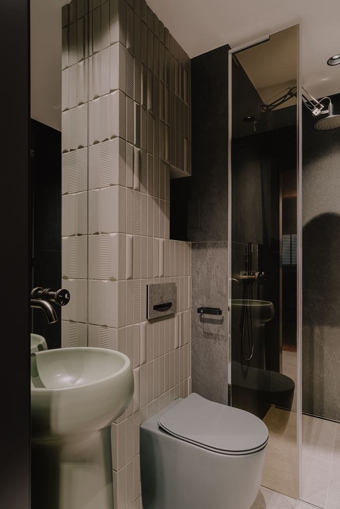Aranżacja łazienki z tłoczonymi płytkami w projekcie Finch Studio fot. Zasoby Studio