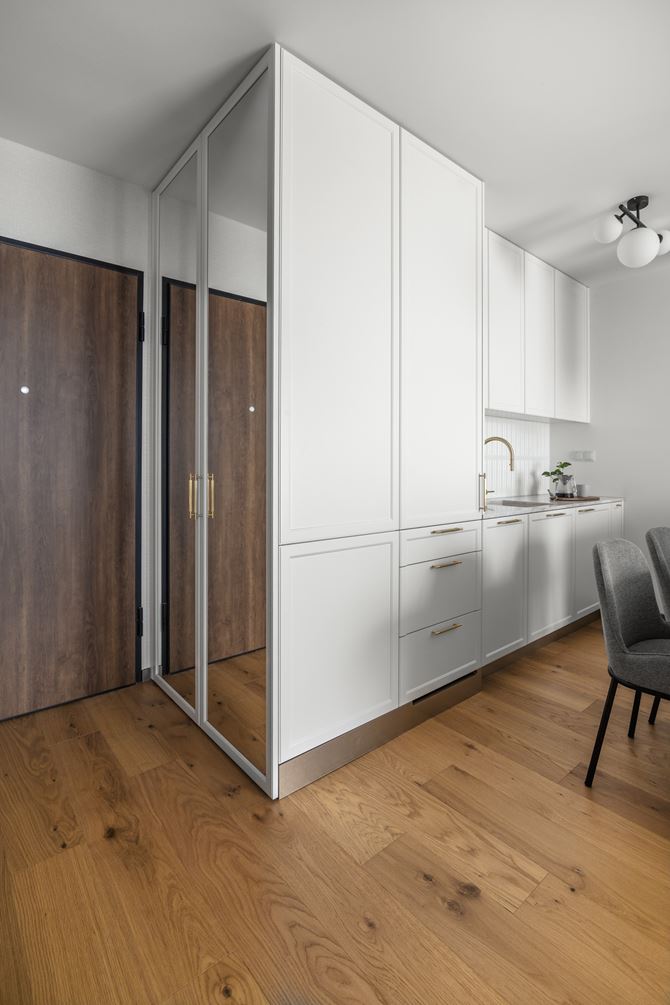 Zabudowy z lustrami przy aneksie, projekt Decoroomi