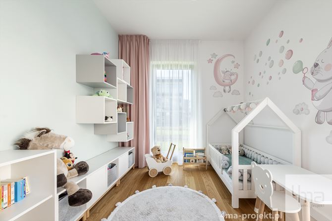 Łóżeczko domek w białym pokoju dziewczynki