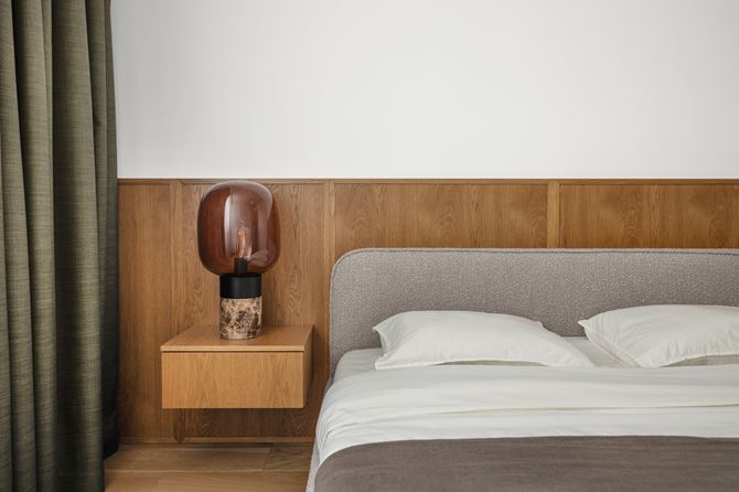 Detale sypialni z wiszącą szafka nocną, projekt Decoroom