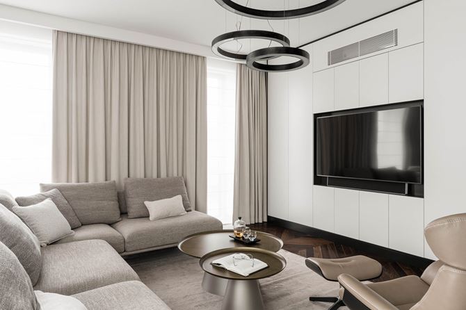 Gładka, biała zabudowa wokół telewizora