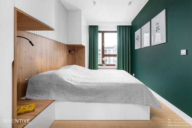 Biało-zielona sypialnia z szafami przy łóżku