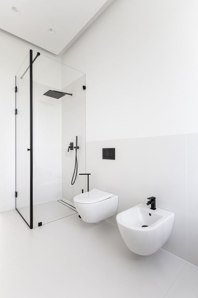 Toaleta i bidet w białej łazience w projekcie ArtUp