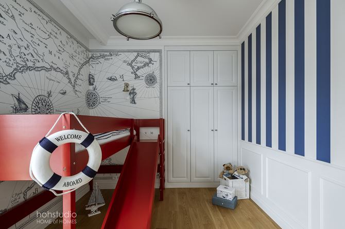 Marynistyczny pokój z lamperia i czerwonym łóżeczkiem