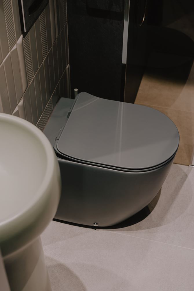 Kolorowa miska WC w aranżacji projektu Finch Studio fot. Zasoby Studio 