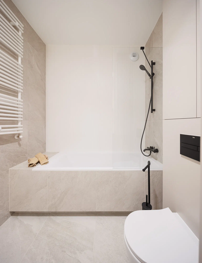 Biało-szara łazienka Japandi w projekcie Decoroom