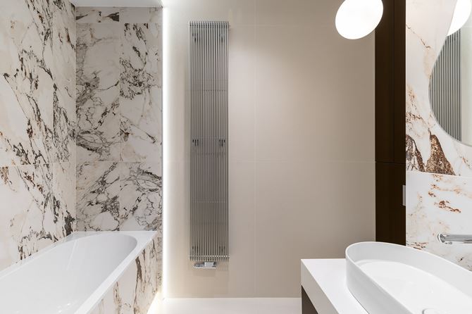 Beżowo-marmurowa łazienka projektu KODO