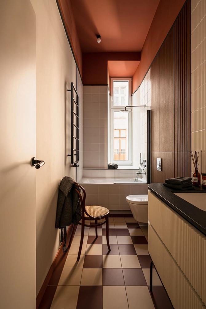 Wąska łazienka w kamienicy, projekt Hanna Pietras Architects