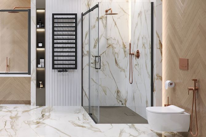 Marmur i jodełkowe akcenty w łazience z kabiną prysznicową