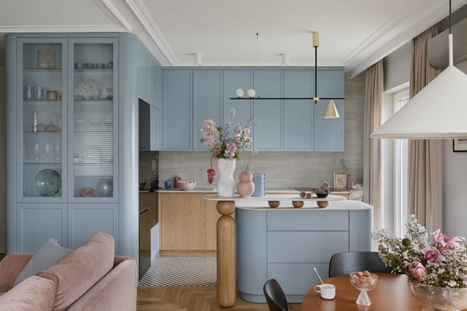 Błękitna kuchnia w pastelowym mieszkaniu projektu Hanna Pietras Architects