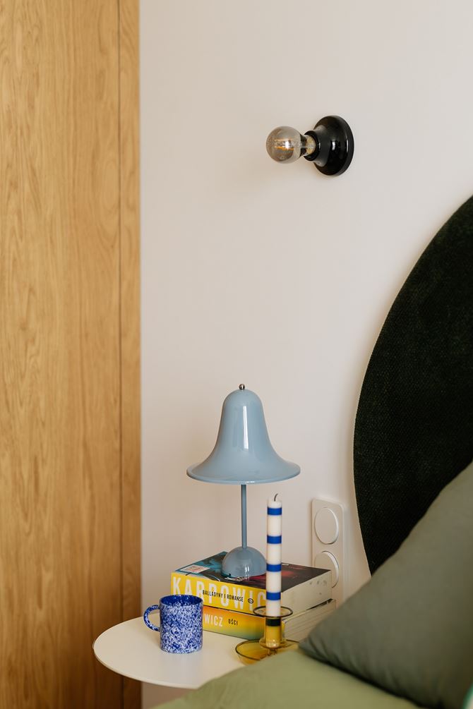 Kinkiet i niebiska lampka w sypialni, projekt FUGA Architektura Wnętrz