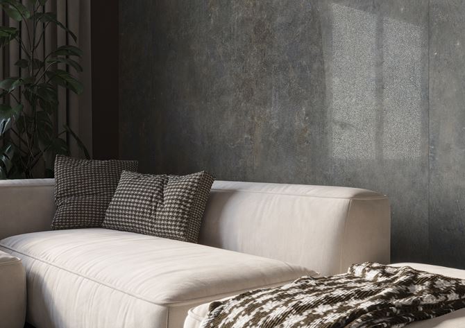 Antracytowe płytki Cerrad Textural w wykończeniu ściany w salonie