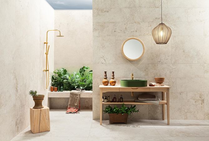 Łazienka w beżowym płytach z rysunkiem kamienia