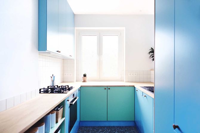 Niebiesko-zielona kuchnia z oknem
