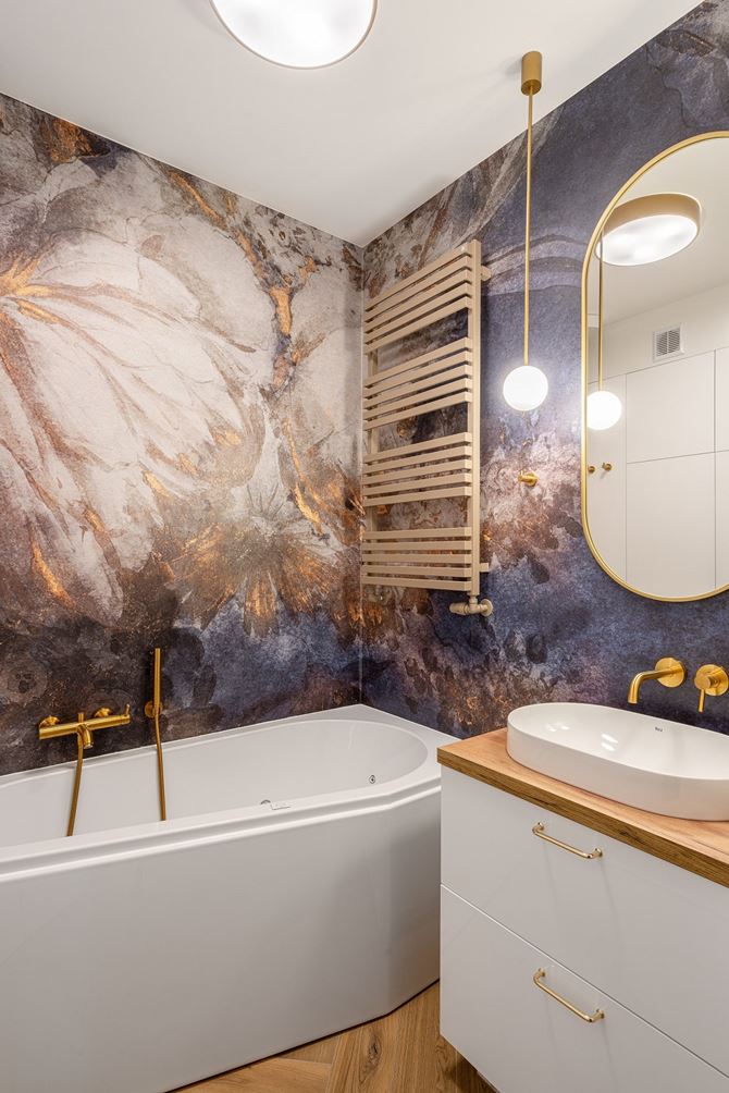 Łazienka z wanną i kolorową tapetą w projekcie KODO