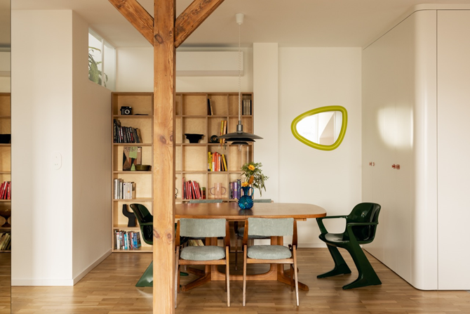Projekt Fuga Architekci - jadalnia z zielonymi fotelami