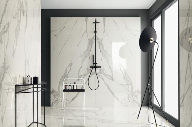 Łazienka z marmurową płytką wielkoformatową Tubądzin Specchio Carrara