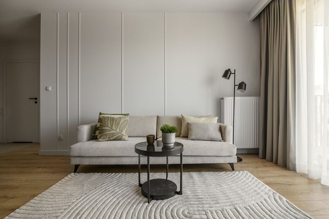 Sztukateria na ścianie w salonie projekt Decoroom, fot. Kamila Markiewicz-Lubańska, Wnętrza w Obiektywie (12)-min.jpg
