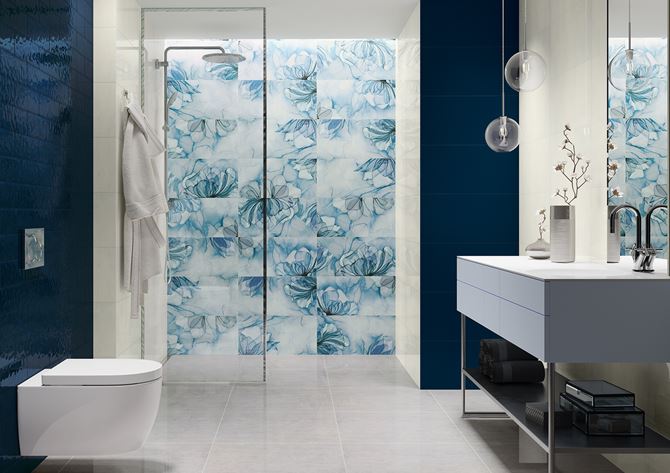 Łazienka z niebieskimi dekorami ze wzorem kwiatów Paradyż Sweet