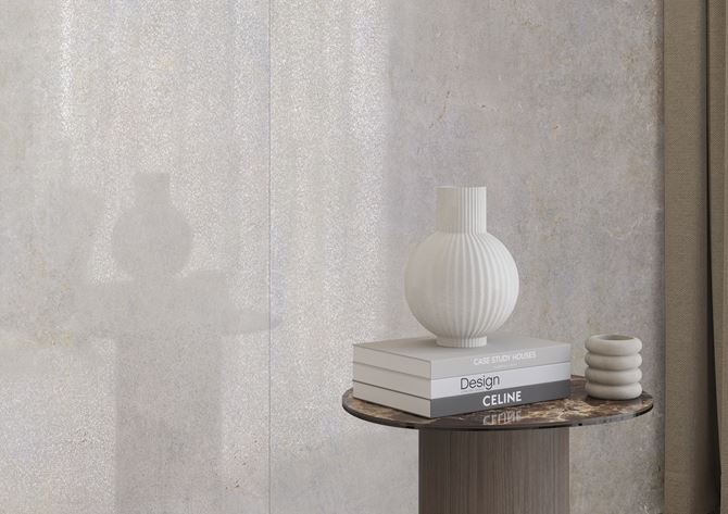 Detal ściany w salonie w wykończeniu płytkami Cerrad Textural White Silky Cristal