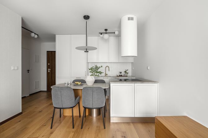Biały aneks z częścią jadalną, projekt Decoroom