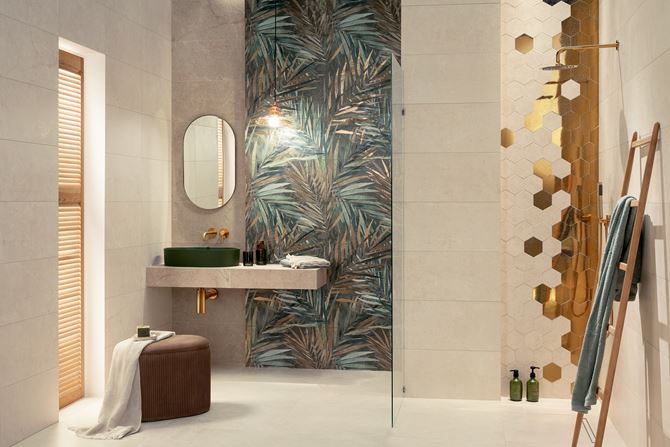 Beżowa łazienka z dekoracyjną ścianą z motywem liści